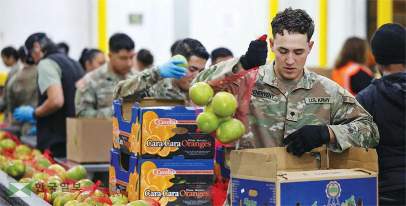  연방정부 셧다운으로 저소득층 푸드스탬프 지원이 끊길 위기에 처한 가운데 29일 캘리포니아 주방위군이 LA 푸드뱅크에서 주민 보급용 식료품을 포장하고 있다. [로이터]