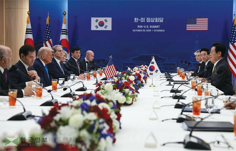  도널드 트럼프 대통령과 이재명 대통령이 29일(한국시간) 경주 박물관에서 확대 한미정상회담을 갖고 있다. 양 정상은 경주에서 열리고 있는 아시아태평양경제협력체(APEC)를 계기로 3개월만에 다시 만나 한미 관세협상에 합의했다. [로이터]