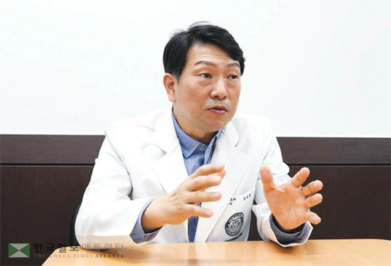  23일 서울 강동구 강동경희대병원에서 정호연 내분비내과 교수가 골다공증의 위험성에 대해 설명하고 있다. [강동경희대병원 제공]