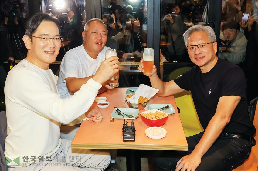 이재용(왼쪽부터) 회장과 정의선 회장, 젠슨 황 CEO가 치맥 회동에서 건배를 하고 있다. <연합>