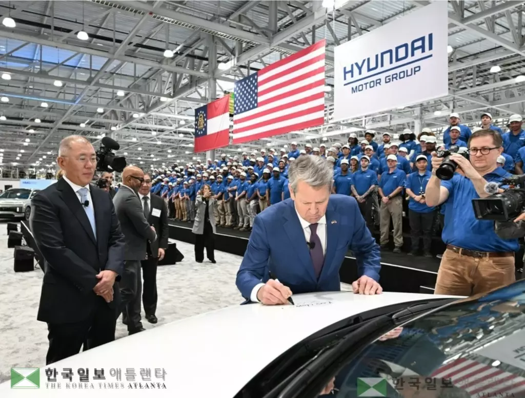 브라이언 켐프 주지사가 올 3월 26일 메타플랜트 준공식에서 정의선 현대차 그룹 회장이 지켜 보는 가운데 출고된 아이오닉5 차량에 서명을 하고 있다.<사진=현대차북미법인 제공>