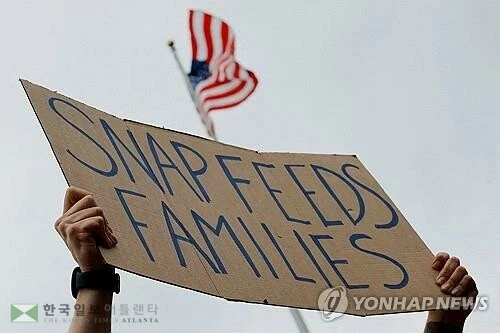  저소득층 식비지원 중단 항의시위 피켓[로이터 연합뉴스 자료사진. 재판매 및 DB 금지]