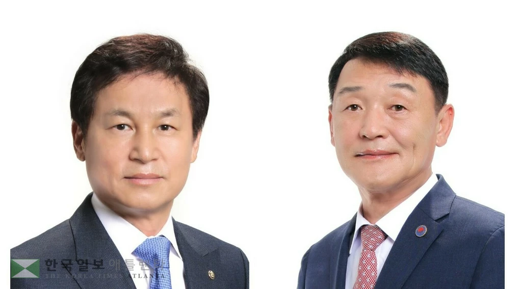 이경철 회장(오른쪽)과 김형률 운영위원