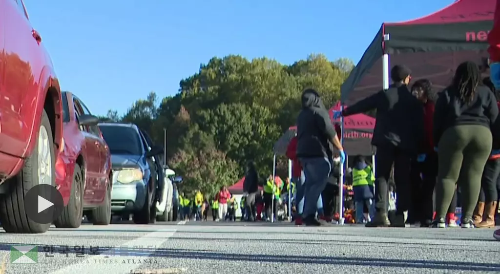 2일 스톤크레스트의 한 교회에서 열린 무료 식료품 나눔 행사에는 2.000여명이 몰렸다, 일부 주민은 전날 저녁부터 차안에서 기다리기도 했다.<사진-11얼라이브 뉴스>