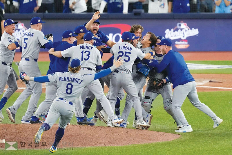  지난 1일 월드시리즈 7차전 연장 11회에서 우승이 확정된 순간 다저스 선수들이 몰려 나와 승리투수 야마모토 요시노부를 둘러싸고 서로 얼싸 안으며 기쁨을 만끽하고 있다. [로이터]