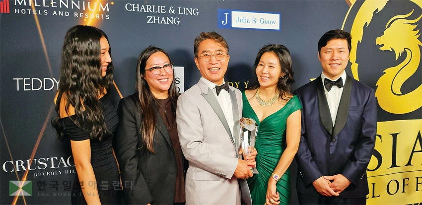 지난 1일 LA 빌트모어 호텔에서 열린 제21회 아시아 명예의 전당 헌액식에서 권일연(가운데) 회장이 브라이언 권(맨 오른쪽) H마트 사장 등 가족들과 함께 트로피를 들고 활짝 웃고 있다.