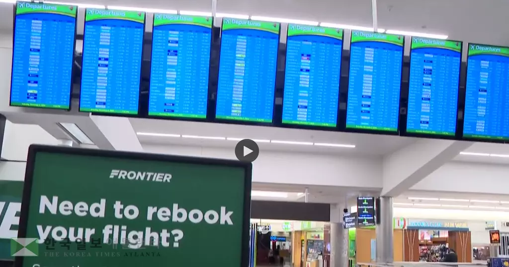 2일 오후 기준 하츠필드-잭슨 국제공항에서는 192편의 항공기 출발이 지연됐고 9편의 운항이 취소됐다. 2일 하츠필드-잭슨 공항 내 항공기 출도착 현황 전광판 모습.<사진=11얼라이브 뉴스 화면  캡쳐>