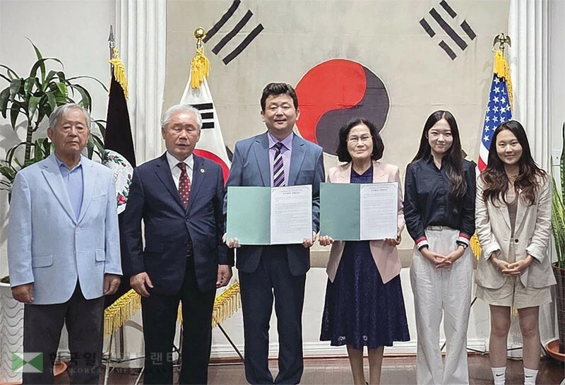 대한인국민회 기념재단의 클라라 원 이사장(오른쪽 세 번째부터)과 박기태 반크 단장 및 관계자들이 ‘디지털 기념관’ 구축에 관한 MOU를 체결하고 있다.