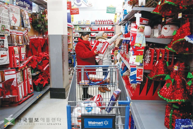  소비자들이 고물가와 고금리 이중고를 겪으면서 대출 규모가 큰 폭으로 증가하는 등 신용 건전성 악화에 직면한 것으로 나타났다. [로이터]