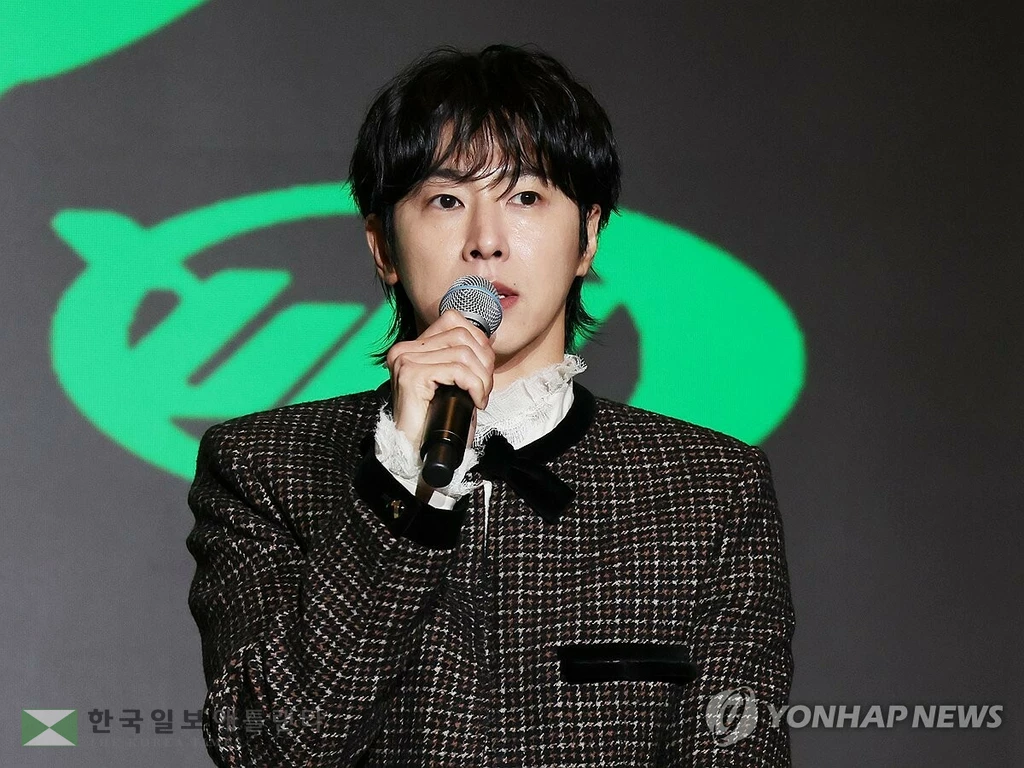 가수 유노윤호가 5일 서울 송파구 소피텔 앰배서더 서울 호텔에서 열린 정규 1집 '아이-노우(I-KNOW)' 발매 기자간담회에서 인사말을 하고 있다. (서울=연합뉴스)