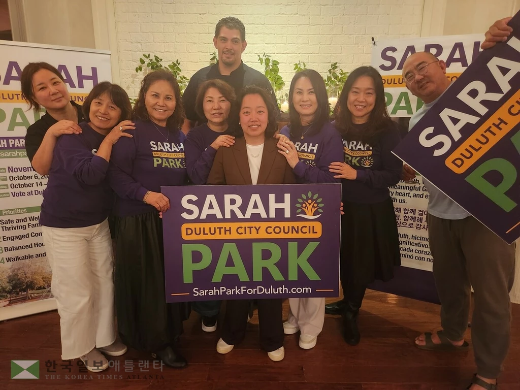 둘루스 시의원에 한국계 새라 박(한국명 박유정) 씨가 당선됐다. 박 씨가 4일 당선 확정 후 지지자들과 함께 기뻐하고 있다. (연합뉴스)