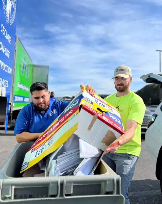 지난해 재활용 행사에서 자원봉사자들이 수거한 재활용품을 담고 있다. <사진=귀넷 클랜 앤 뷰티풀 제공>