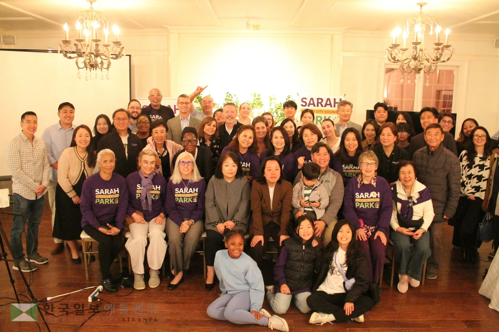 새라 박 둘루스 시의원 당선 후 지지자들이 함께 했다.