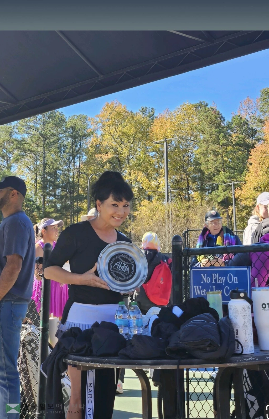 이지나 회장이 지난 1일 ALTA AA3 시티 챔피언십 대회에서 우승한 후 상패를 들고 기뻐하고 있다.