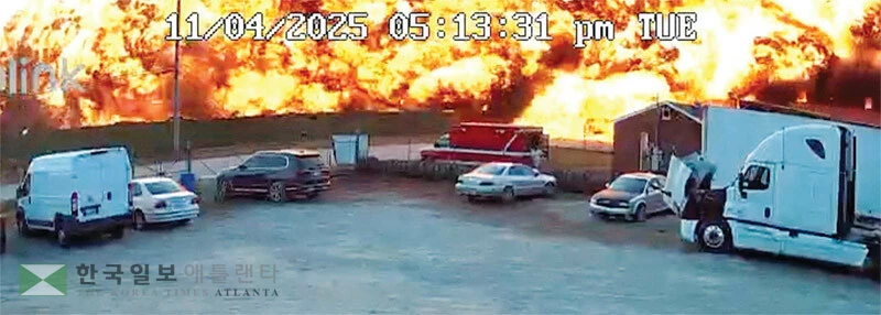  지난 4일 켄터키주 루이빌 공항에서 추락한 UPS 화물기가 폭발 후 지상 건물들과 충돌해 현장이 불바다가 된 모습. [로이터]