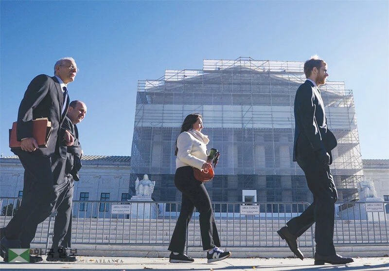  5일 관세 변론이 시작된 연방대법원 앞을 행인들이 걷고 있다. [로이터]