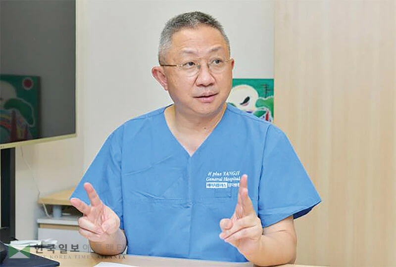 서울 관악구 에이치플러스 양지병원에서 만난 김용진 비만당뇨수술센터장이 비만대사수술에 대해 설명하고 있다. [에이치플러스 양지병원 제공]