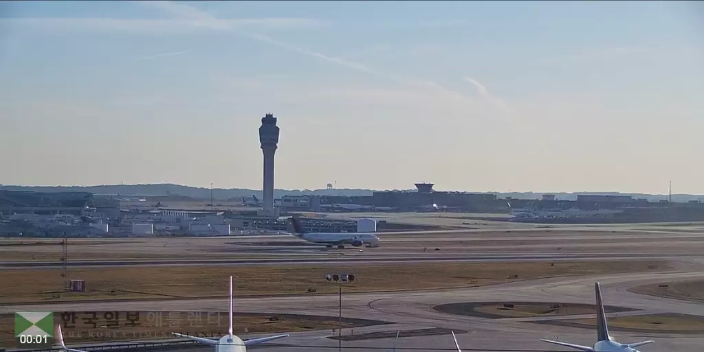 연방정부 셧다운 여파로 항공관제사 인력 부족과 피로 누적으로 항공안전이 우려되자 FAA가 전국 주요 공항 운항을 감축하기로 했다. 6일 오전 애틀랜타 하츠필드-잭슨 공항 모습.<사진=11얼라이브 뉴스>