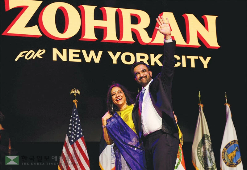  지난 11·4 지방선거에서 승리를 거두며 반 트럼프의 상징으로 떠오른 조란 맘다니 뉴욕시장 당선자가 지난 4일 밤 모친과 함께 지지자들에게 인사하고 있다. [로이터]