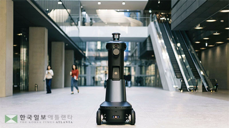  네이버랩스의 공간 매핑 로봇 M2의 모습 로봇에 장착된 다양한 센서가 공간 데이터를 수집해 3차원(3D) 모델을 생성한다. [네이버랩스 제공]