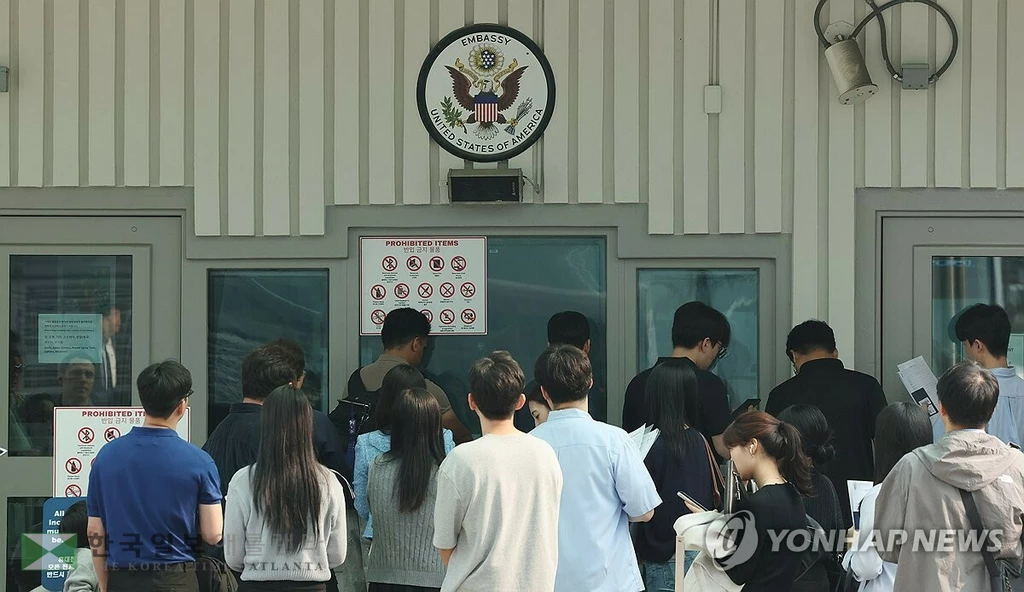 미국 비자를 받기 위해 주한미대사관 방문한 사람들[연합뉴스 자료사진]
