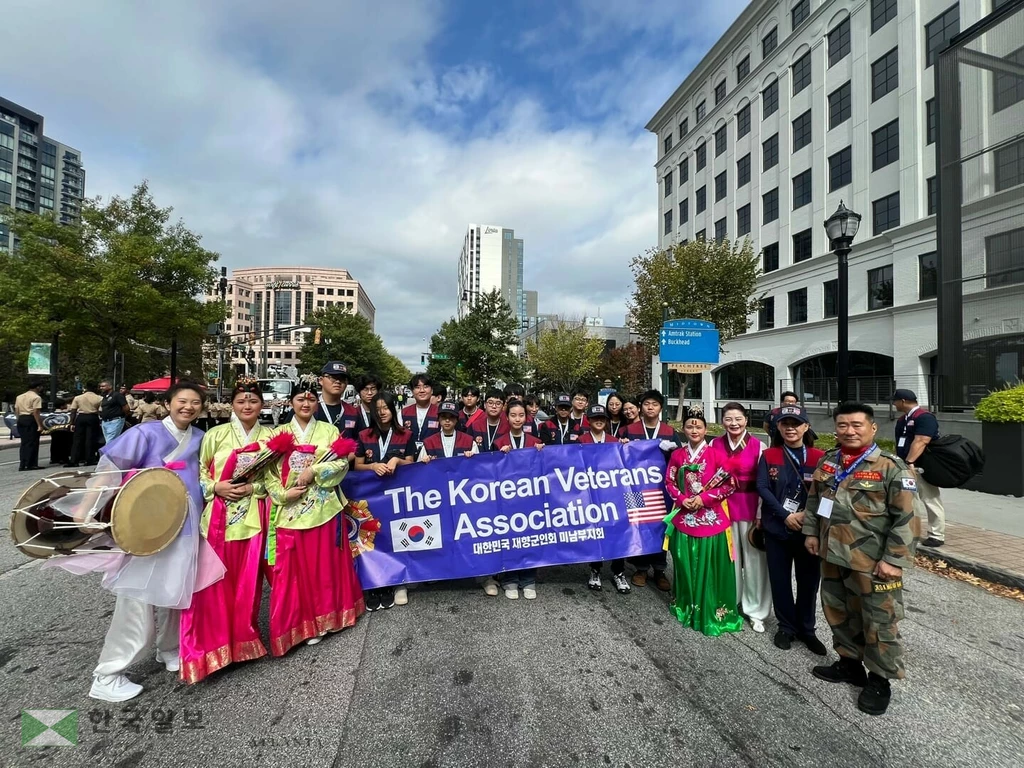 지난 2024년 재향군인의 날 퍼레이드에 참여한 한인들 모습.