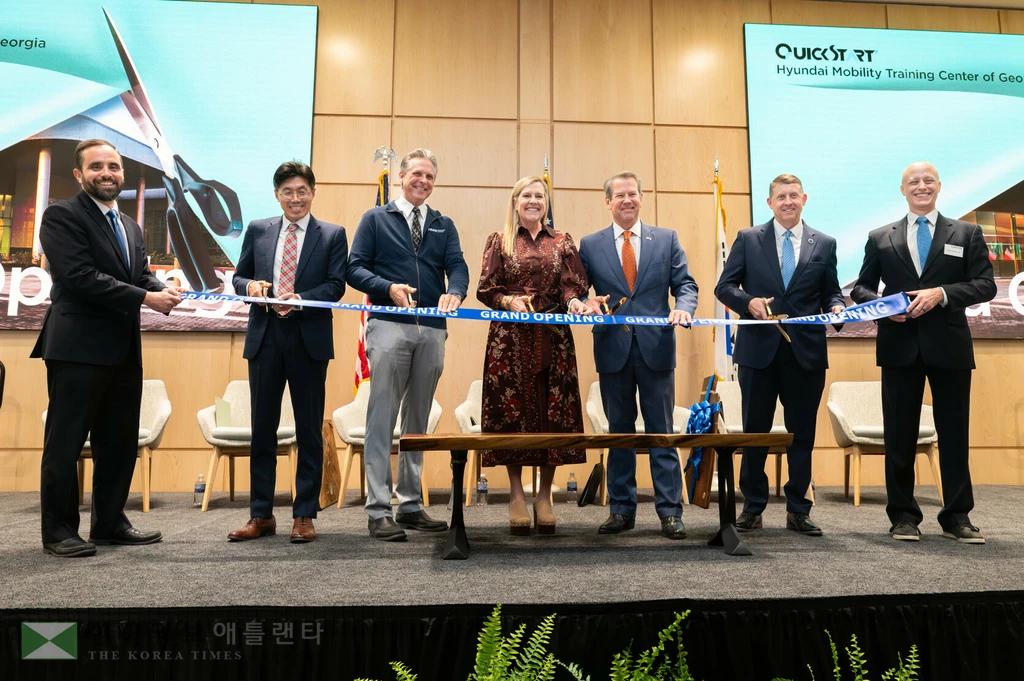 지난 5일 현대 모빌리티 트레이닝 센터 완공식에서 브라이언 켐프 조지아 주지사 내외 등이 오프닝 리본 커팅을 하고 있다. <사진 제공=현대자동차>