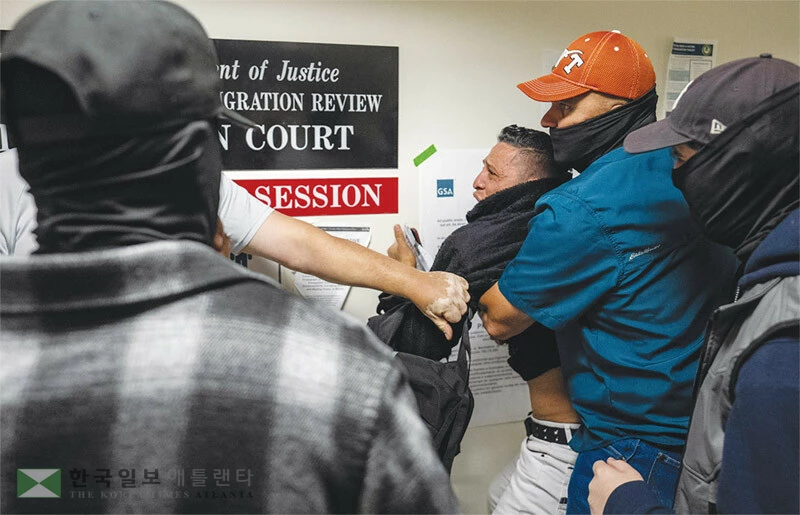  ICE 요원들이 뉴욕 이민법원에서 한 이민자를 체포하고 있다. [로이터]