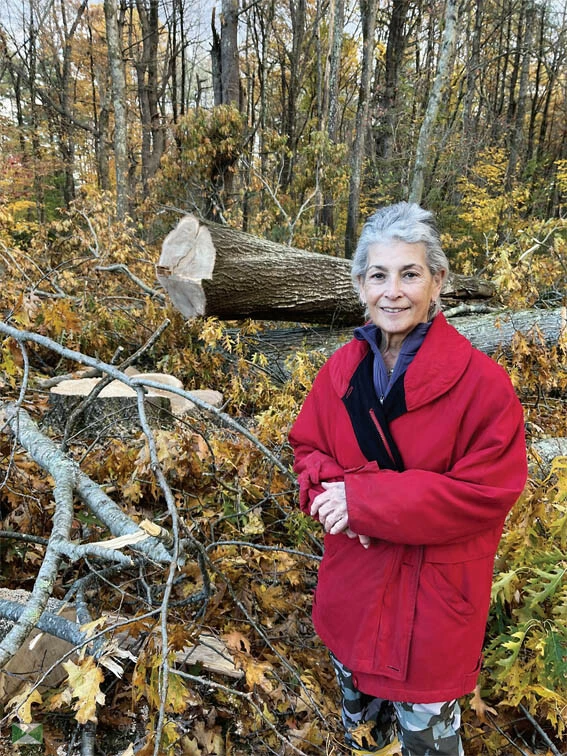 지난 1월부터 췌장암 신약 임상시험에 참여한 후 종양이 64% 축소된 것으로 나타난
데비 오컷이 매사추세츠주 스펜서의 자택 앞에 서 있다. <By Ron Orcutt>