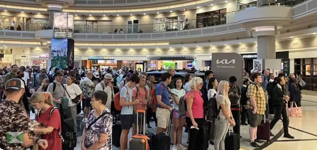 9일 애틀랜타 공항 검색 대기줄 모습. 이날 하루에만 40여편 이상의 항공기 운항이 취소되는 등 7일 이후 최소 1,200편 운항이 결항됐다.<사진=애틀랜타 뉴스 퍼스트>