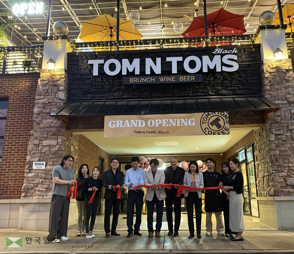 지난 7일 탐앤탐스 둘루스점 그랜드 오프닝 테이프 컷을 하고 있다.