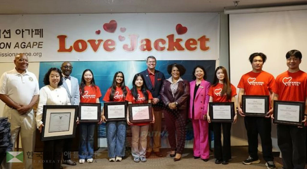 8일 열린 2025 사랑의 점퍼 킥오프 행사에서 봉사자상 수상자와 시상자가 함께 모였다.
