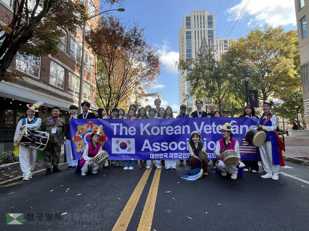 재향군인의 날을 맞아 미드타운에서 8일 열린 퍼레이드에 참가한 대한민국 향군 미남부지회와 애틀랜타 한국문화원 단원, 자원봉사들이 함께 했다.