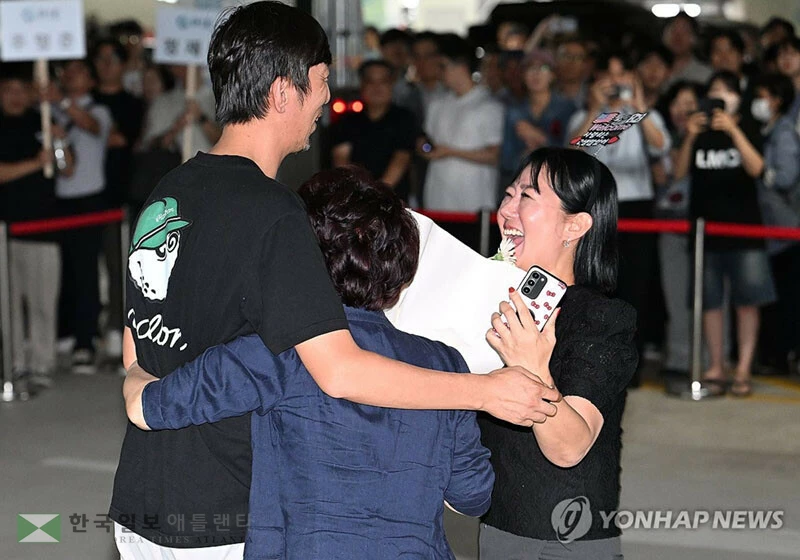  미국 이민 당국에 의해 조지아주에 구금됐던 한국인 근로자가 지난 9월 12일(한국시간) 인천국제공항 제2여객터미널에서 가족과 상봉하고 있다. 2025.9.12 [연합]