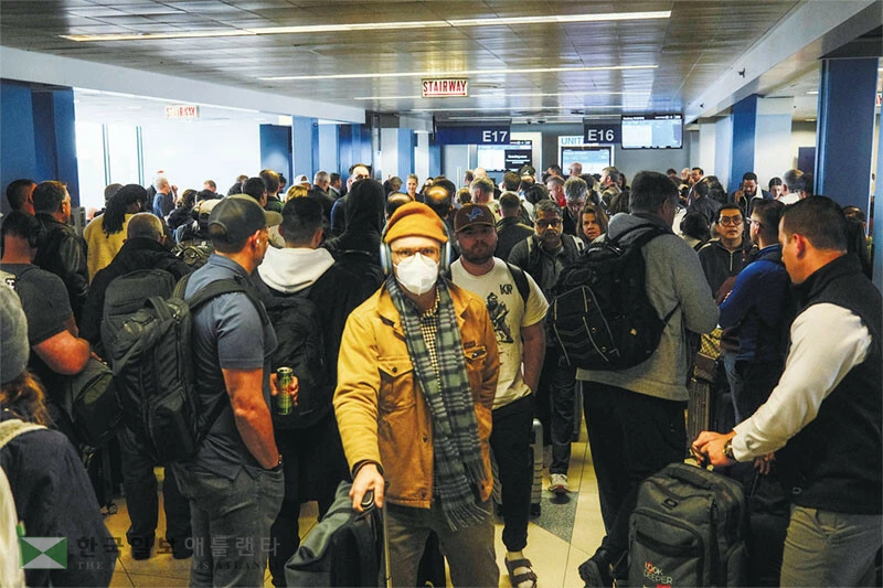  전국적으로 항공기 결항·지연사태가 계속되고 있는 가운데 지난 10일 시카고 오헤어 공항이 지연 항공편을 기다리는 승객들로 붐비고 있다. [로이터]
