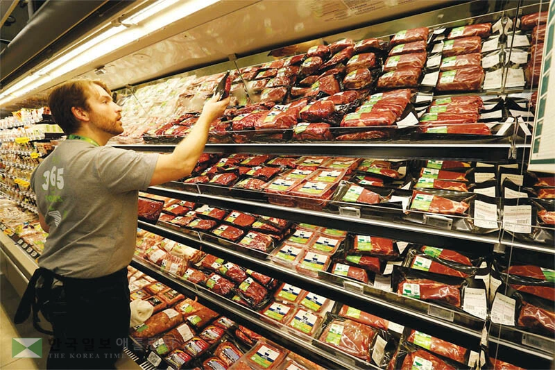  추수감사절이 2주 남짓 남은 가운데 소고기 값이 소비자물가지수를 큰 폭으로 웃도는 상승률을 보이며 서민들의 식탁물가를 위협하고 있다. 수퍼마트의 육류 섹션. [로이터]