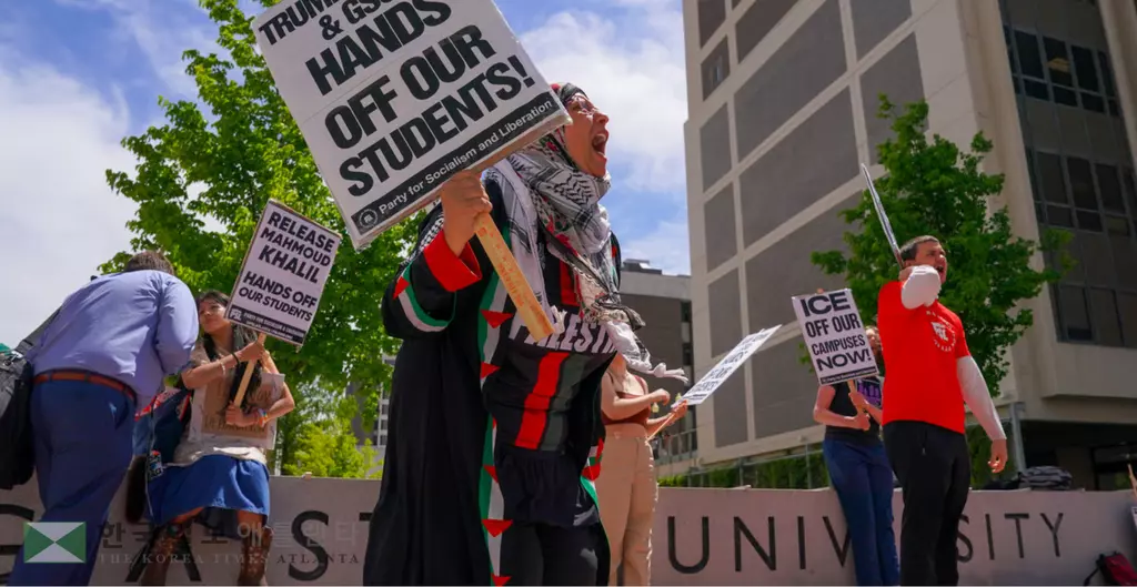 지난 4월 15일 조지아 주립대 유학생과 재학생들이 트럼프 행정부의 학생 비자 정책에 항의하는 시위를 벌이고 있다,<사진=NPR>