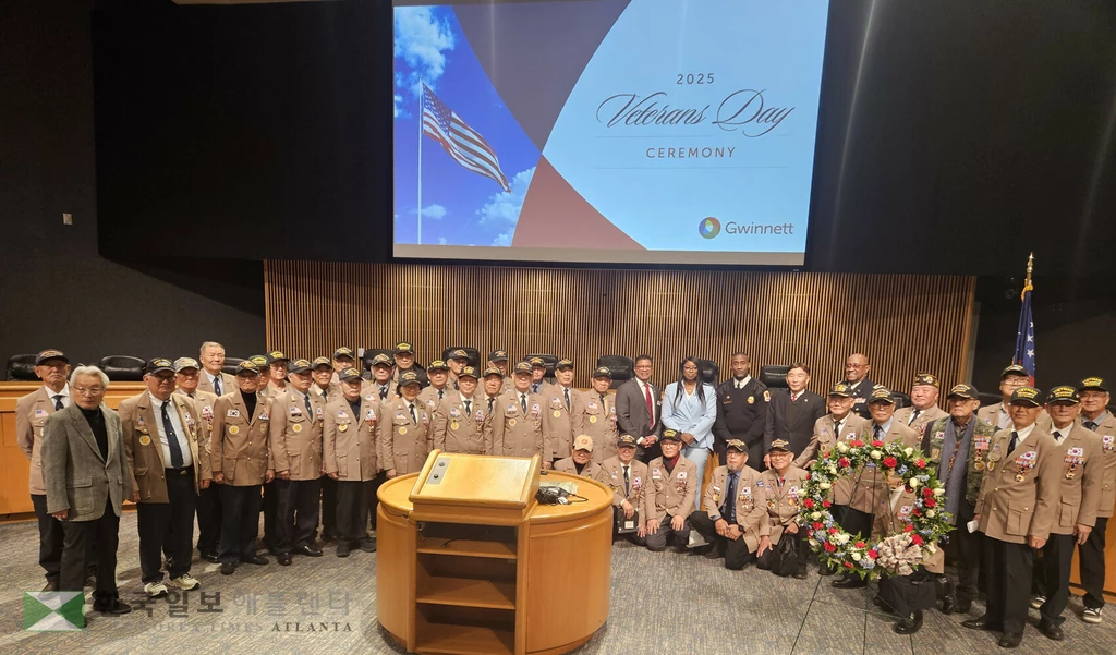 11일 귀넷 사법행정센터에서 열린 베테랑스 데이 기념식에 참석한 월남참전유공자회 회원들이 카운티 지도부와 기념시진을 찍고 있다.