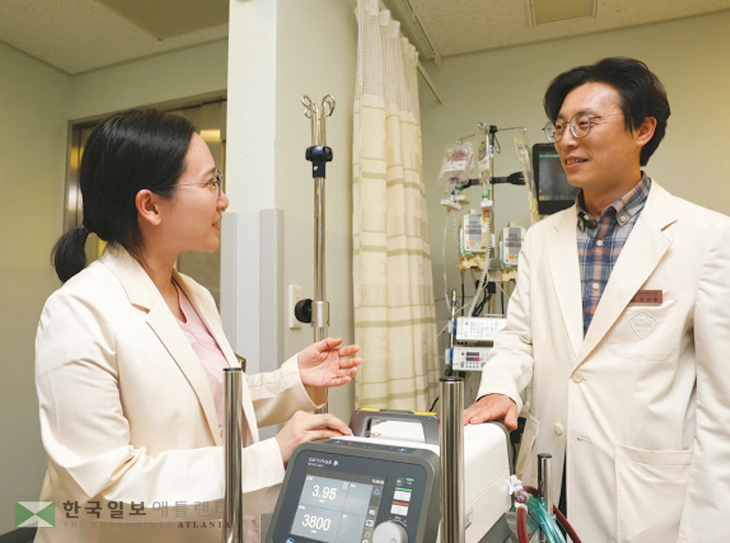 고령은(왼쪽)·양정훈 삼성서울병원 중환자의학과 교수가 혈액정화요법에 관해 상의하고 있다. <삼성서울병원>