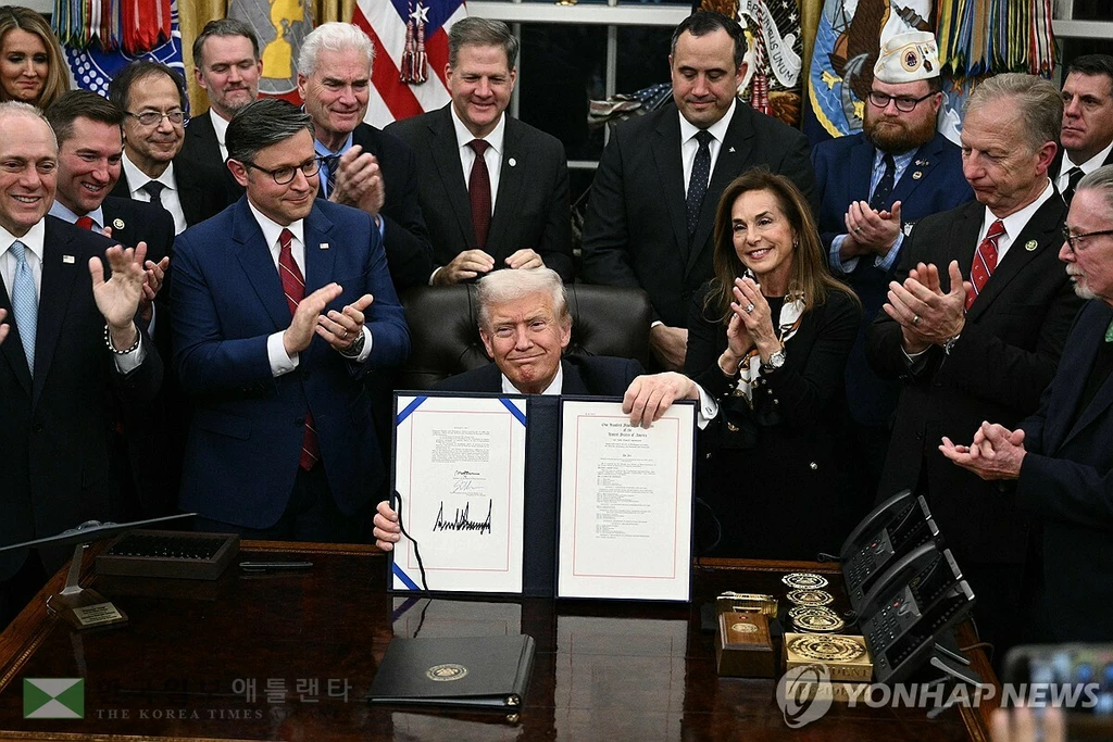 대통령도널드 트럼프 대통령이 12일 밤 백악관에서 의회에서 넘어온 임시예산안에 서명했다. 이로써 지난달 1일부터 시작된 셧다운이 43일째 되는 날 끝나게 됐다. 2025.11.12(연합뉴스) 