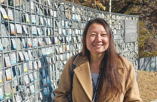  11일 경기 파주 조리읍 소재 엄마품동산에 있는 ‘기억의 벽’을 배경으로 포즈를 취한 함초롱 변호사. [연합]