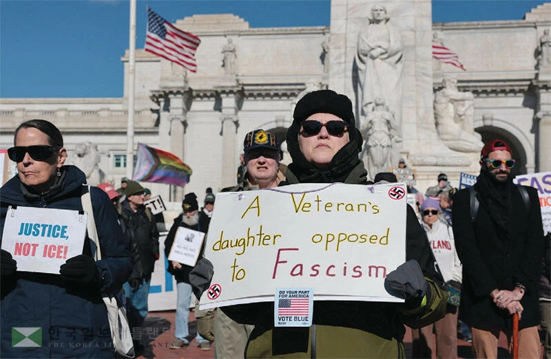  지난 11일 워싱턴 DC 연방 의사당 인근 유니온역에서 참전용사와 가족들이 트럼프 행정부 비판 시위를 하고 있다. [로이터]