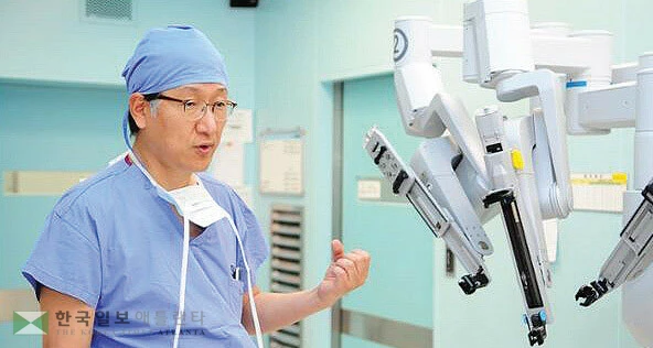  3일 서울 강남구 삼성서울병원에서 서성일 비뇨의학과 교수가 로봇수술기 앞에서 전립선암 치료에 대해 설명하고 있다. [삼성서울병원 제공]