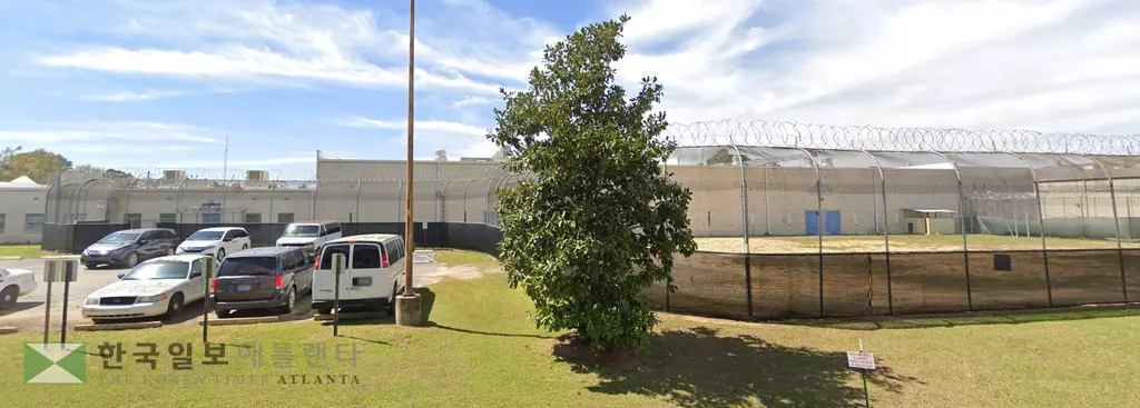 여성 수감자 등에 대한 인권침해 논란으로 페쇄된 뒤 최근 다시 문을 연 어윈 이민 구치소.초근 체포 이민자에 대한 무보석 구금 정책으로 장기간 구금되는 이민자들이 늘고 있다. <사진=구글맵 캠쳐>