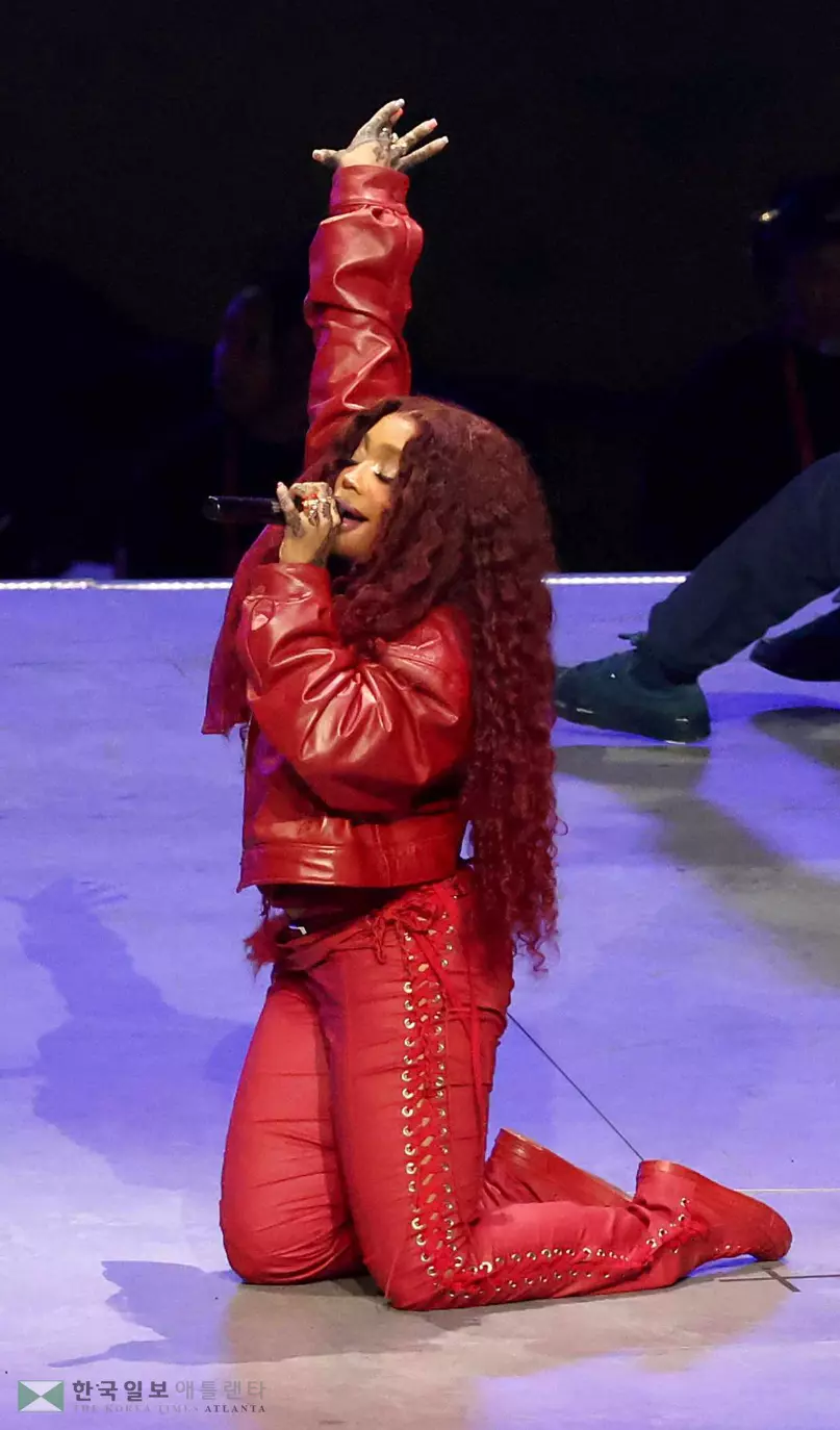 가수 'SZA'가 올해 수퍼볼 경기 하프타임 쇼에서 열창하는 모습. 그녀의 이름은 조지아 주민들이 발음이 제일 헷갈린 단어로 꼽혔다.<사진=피플>