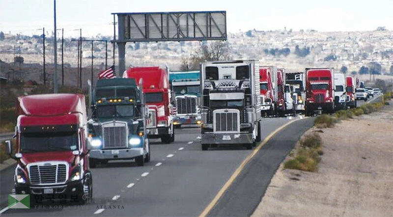  캘리포니아주가 체류 기한을 넘어 발급된 이민자 상업운전면허 1만7,000개를 취소하기로 했다. 40번 프리웨이를 오가는 상업용 대형 트럭들. [로이터]