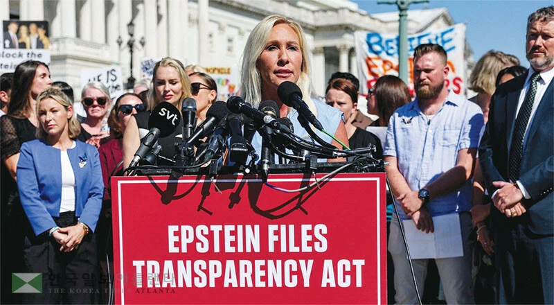  공화당 소속 ‘마가 투사’인 마조리 테일러 그린(가운데) 연방하원의원이 지난 9월 엡스타인 파일 공개를 촉구하는 기자회견을 하고 있는 모습. [로이터]