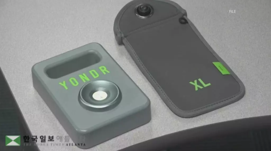 마리에타 교육청이 중학생들을 대상으로 사용하고 있는 휴대전화 자기 잠금장치.