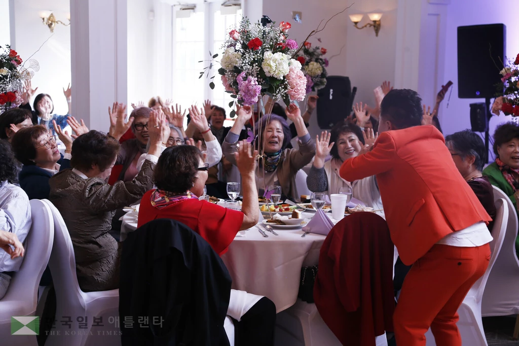 15일 열린 훼잇빌한인상의 주최 '1세대 감사잔치'에서 참석자들이 대가수 피터펀과 함께 즐거워하고 있다.