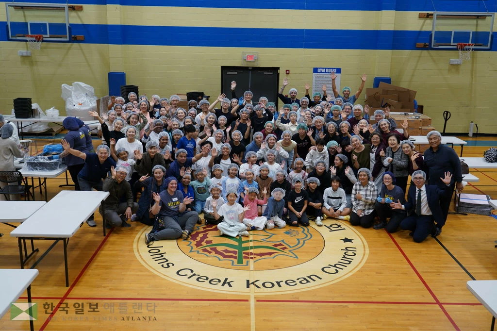 쟌스크릭 한인교회 성도들과 지역사회 봉사자들이 한마음으로 굶주린 어린이들을 위한 식량 패키지를 만들고 난 후 기념 사진을 찍고 있다.